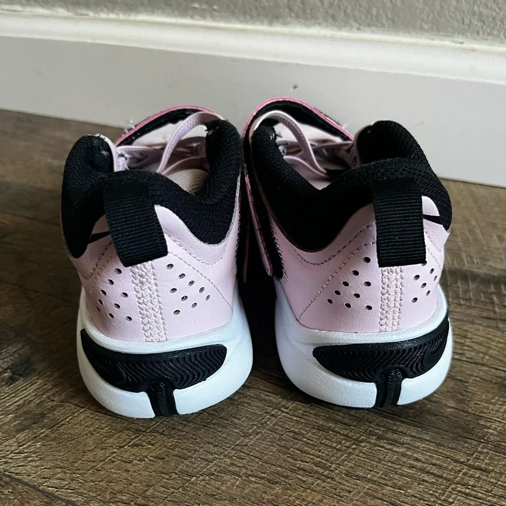 Nike team hustle d11 girls light pink basketball shoes size 2‎ and knee pads